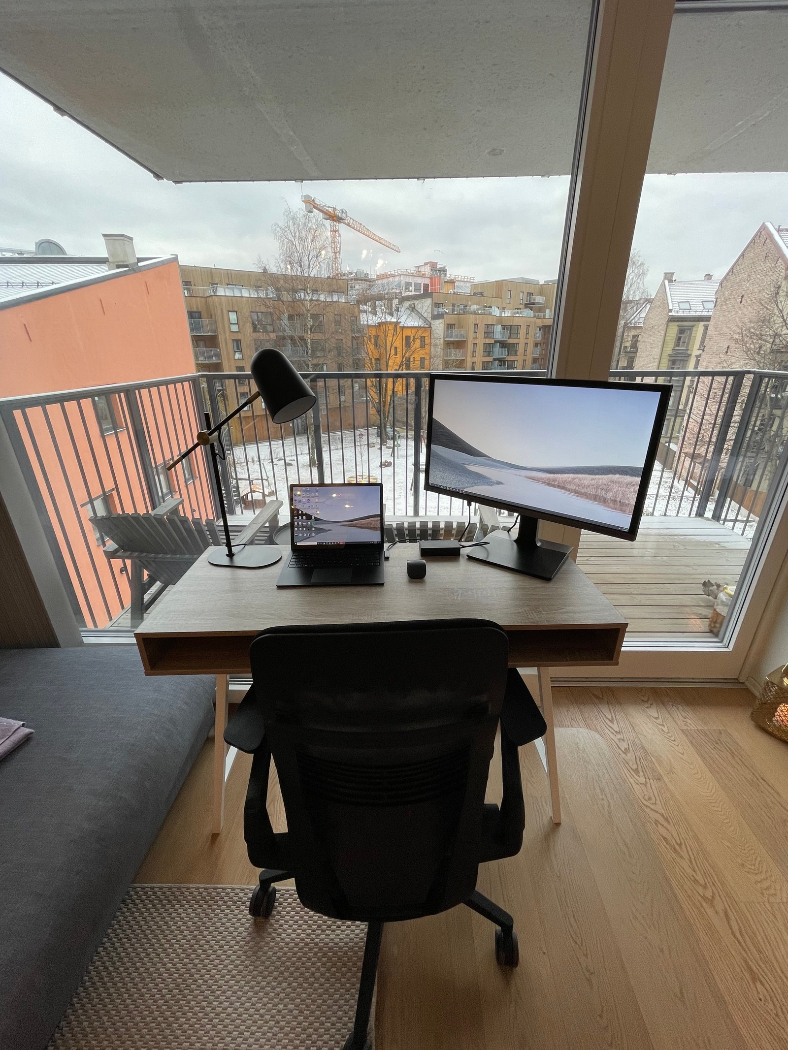 Dedikert kontorplass, utstyrt med kontorstol, kontorpult, skjerm, lampe Galleribilde