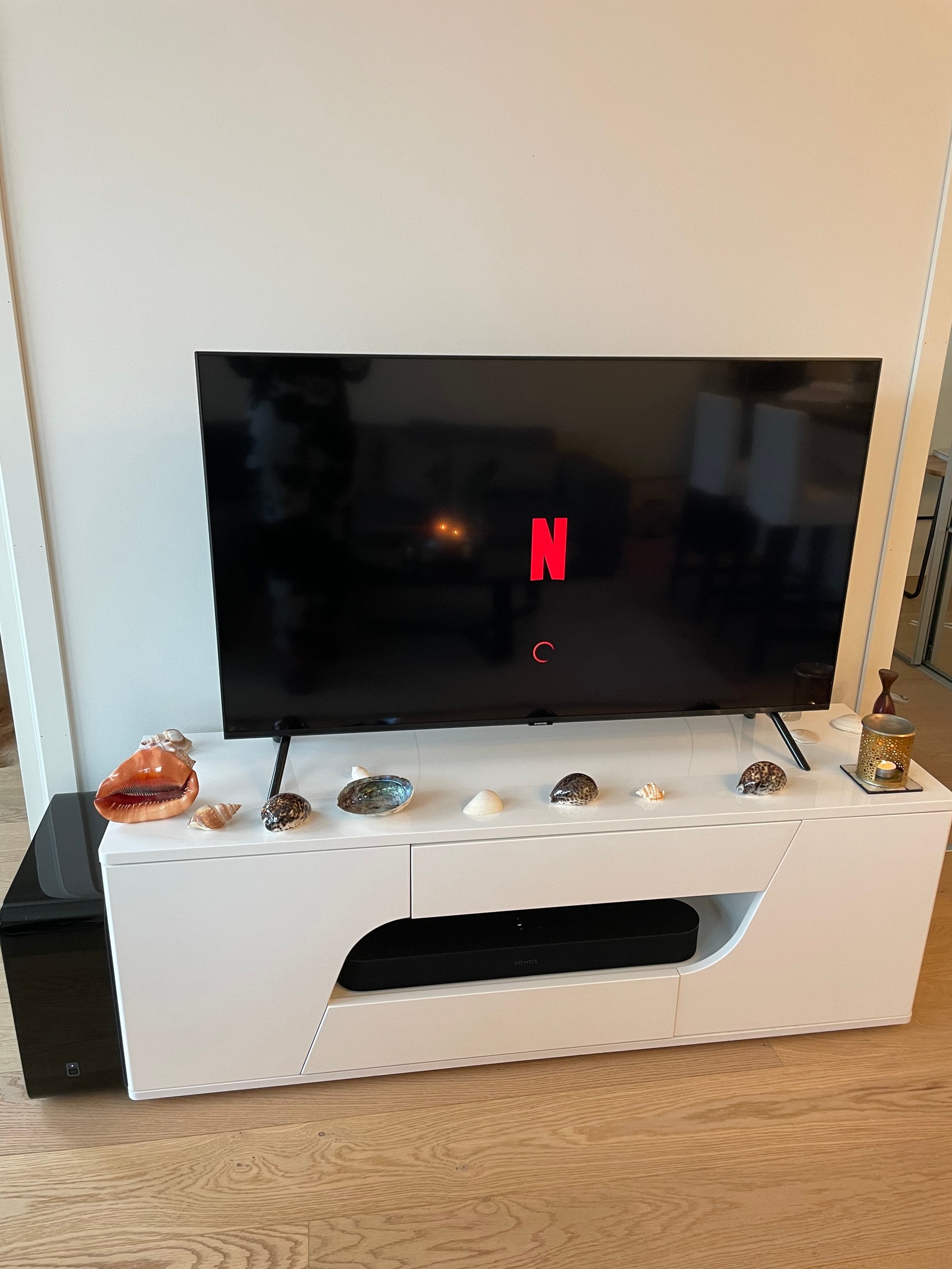 TV med Netflix, Prime, Youtube, NRK, Bluetooth Galleribilde