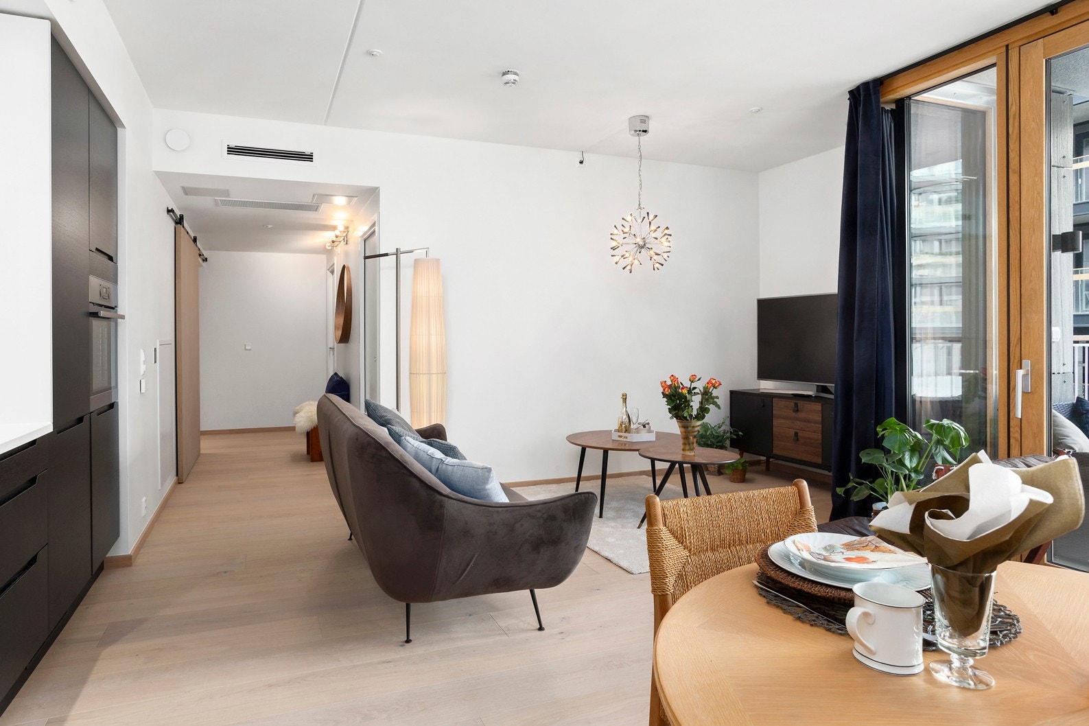 Pen sofagruppe som står i stil med spisebordet i eik og den eik sjarmen leiligheten har gjennomskuet å by på av detaljer i karmer, lister og dører. Den er også innredet med ny Samsung tv, gardinhøyde og interiør. Galleribilde