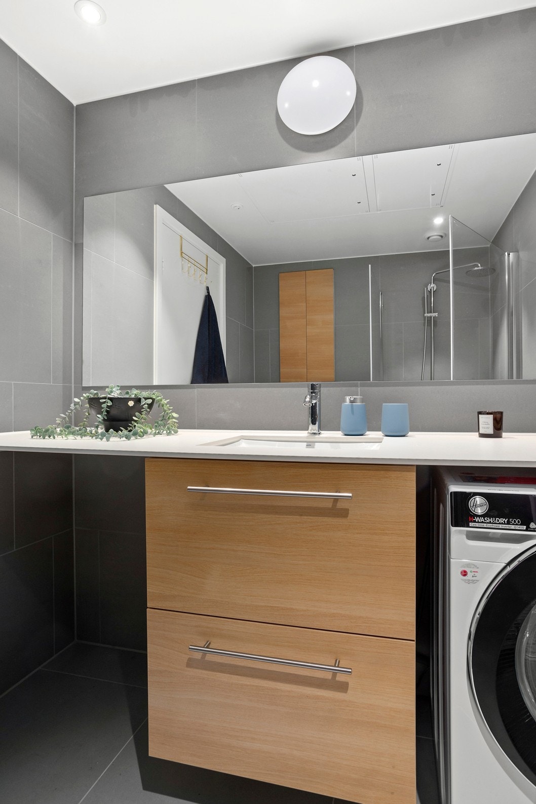 Topp design eik bademøbler for oppbevaring. Ny 2020 modell Hoover vaskemaskin med innebygd tørk system. Dette er en god 2 in 1 funksjon for optimalisering av plass (Butikkpris 15 000 kr). Galleribilde