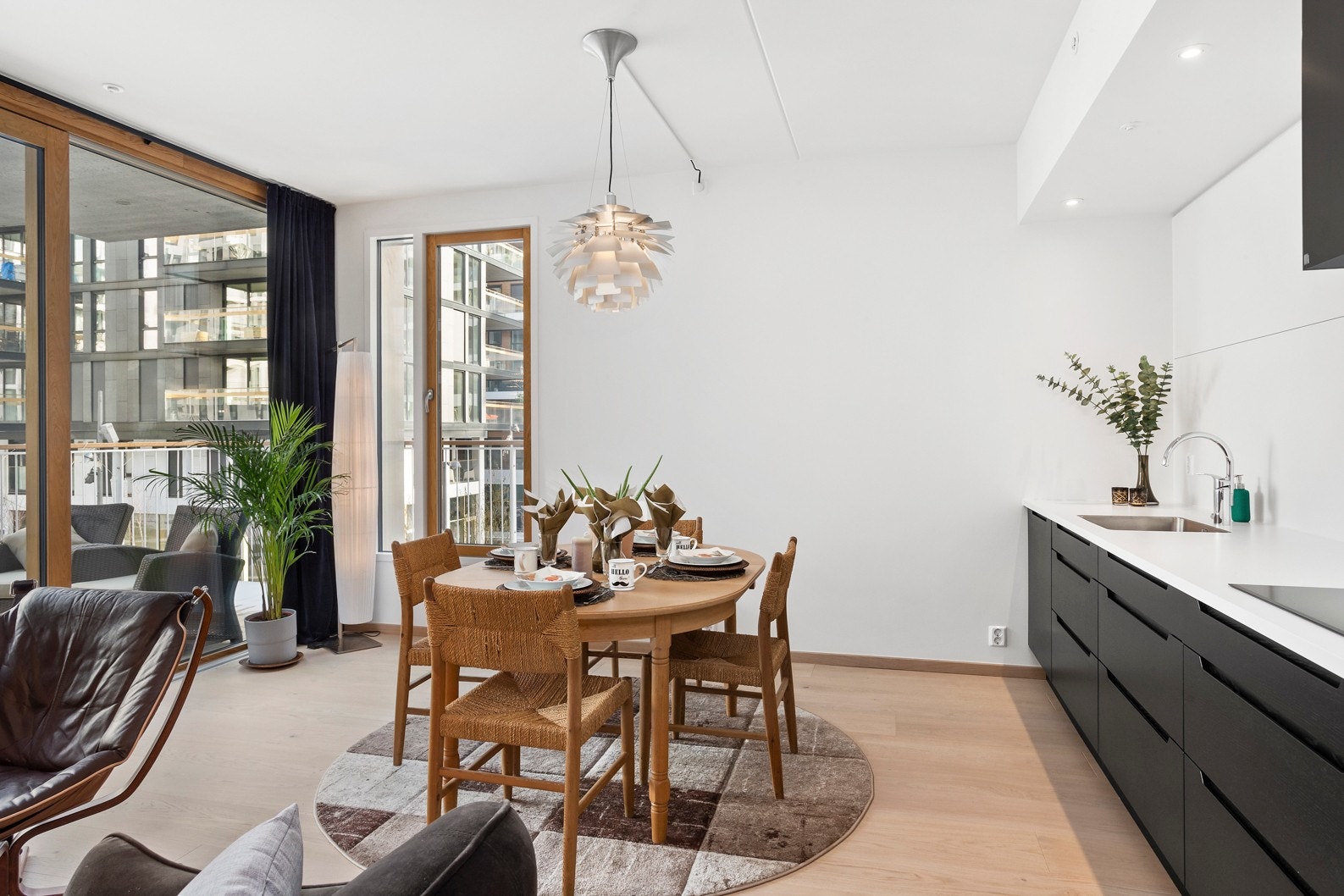 Åpen kjøkkenløsning som kombinerer spisestue og stue til et stort og felles rom. Galleribilde