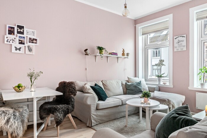Trivelig stue med god takhøyde og mye lys fra store og nye vinduer Galleribilde
