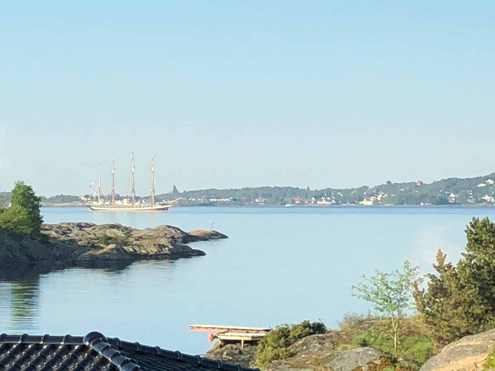 ⛵️⛴Utsikt mot Stavern over Larviksfjorden.
Blir det badedag🩱, golf 🎣eller fisking 🎣i dag? Galleribilde