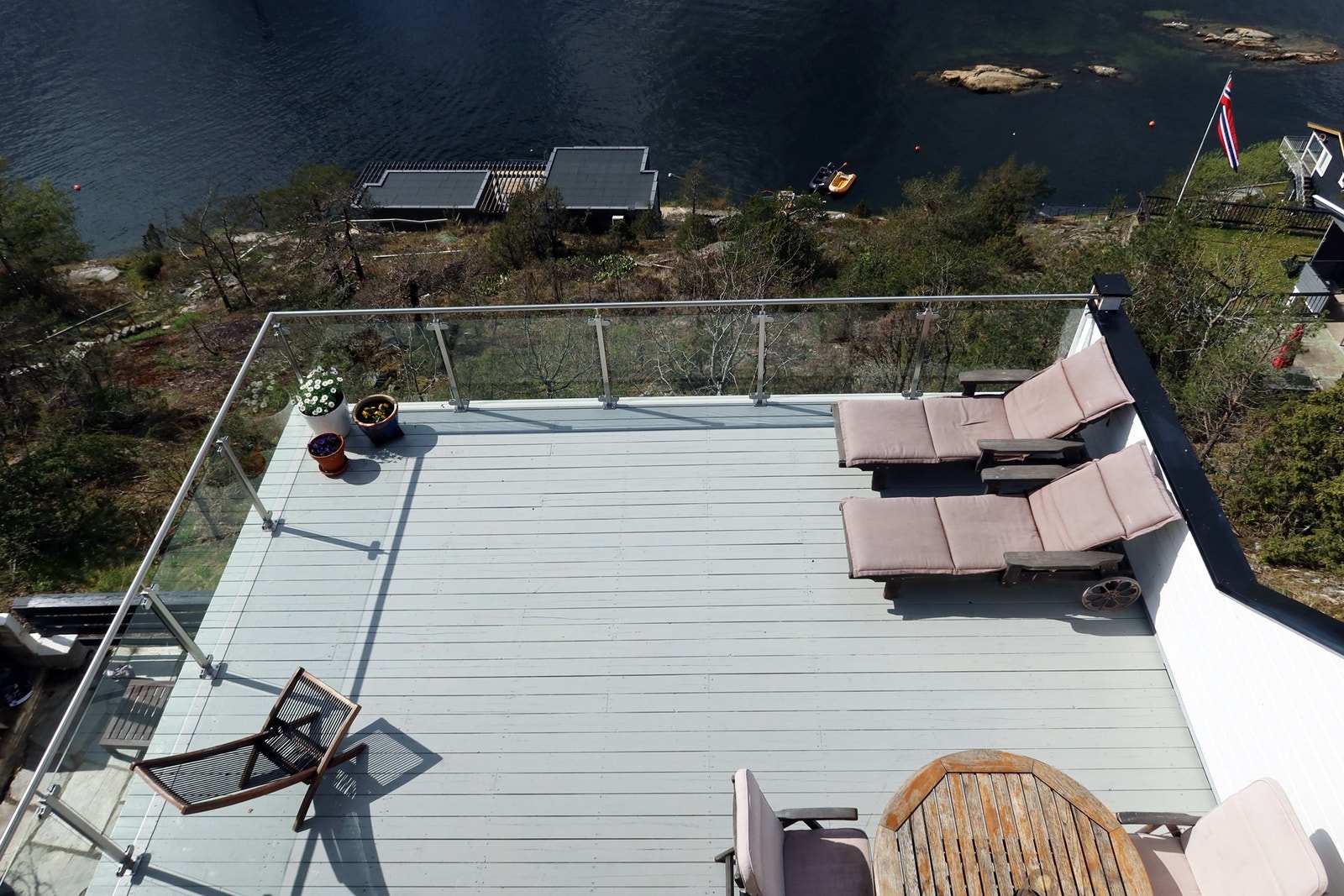 50 kvm terrasse med solsenger, spisebord og grill. Sol fra 11-22 midtsommers. Galleribilde