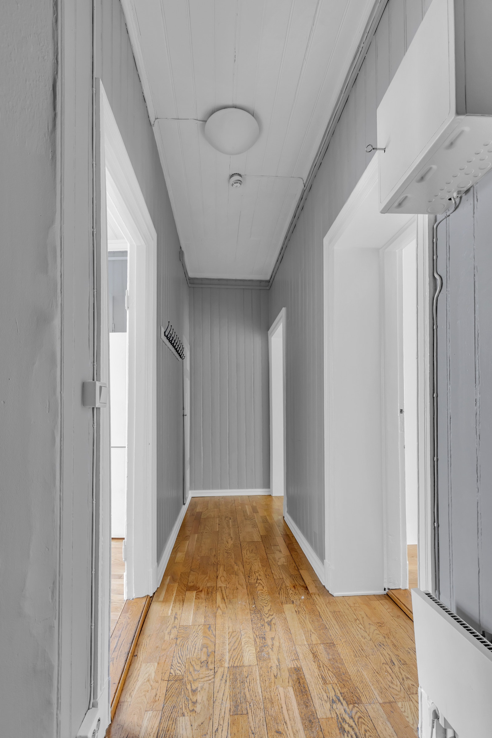 Gang, fra inngangsdør. Kjøkken er til venstre mot rolig bakgård/inngang de ulike oppgangene. Bad første til høyre, stue andre dør til høyre, soverom 1 og 2, tredje dør til høyre. Innenfor stuen ligger soverom 3. Galleribilde