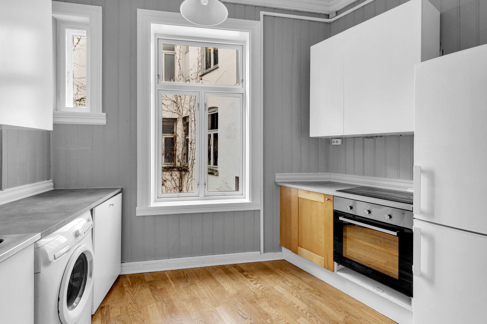 Kjøkken, nye overskap med god plass Galleribilde