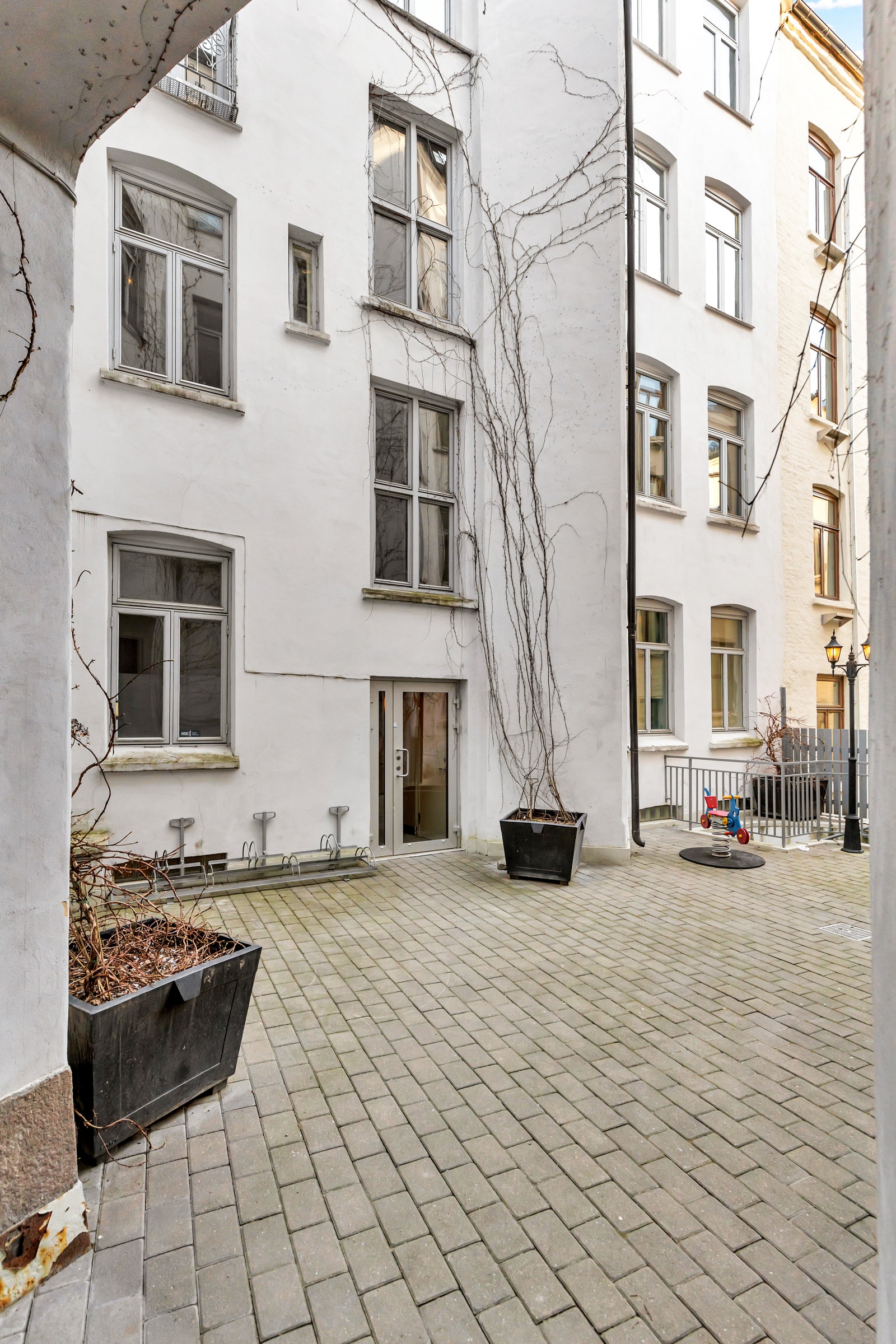 Inngang nr 2. Bygården har to ytterdører før man kommer inn i oppgangen. Galleribilde