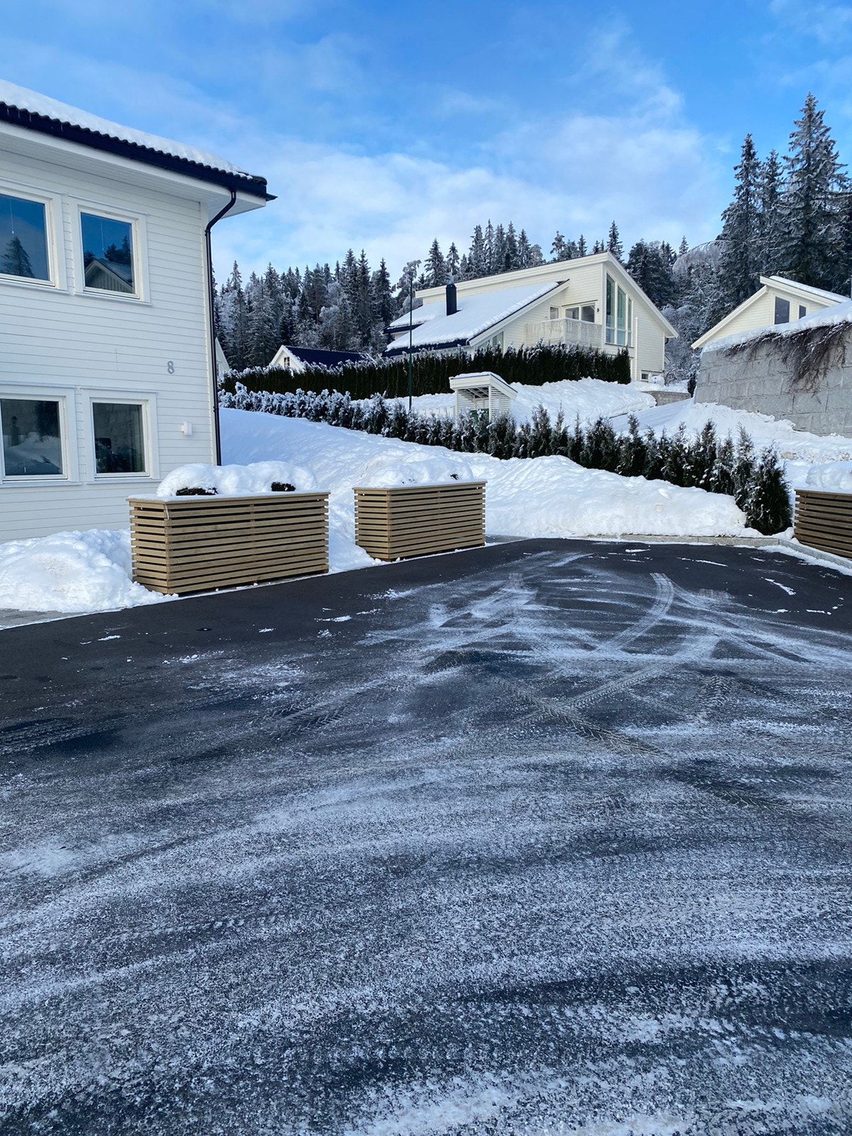 Stor gårdsplass og biloppstillingsplass. Galleribilde