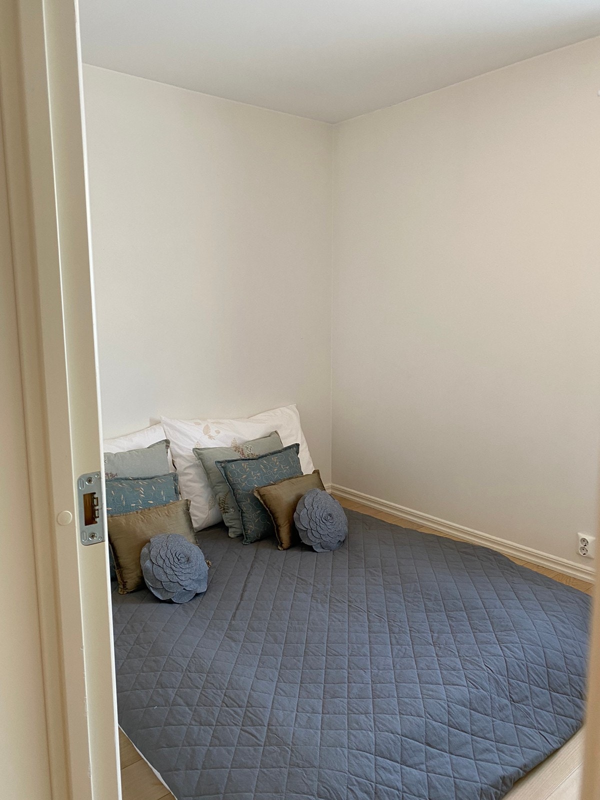 Soverom med tre klesskap og plass til dobbeltseng. Galleribilde