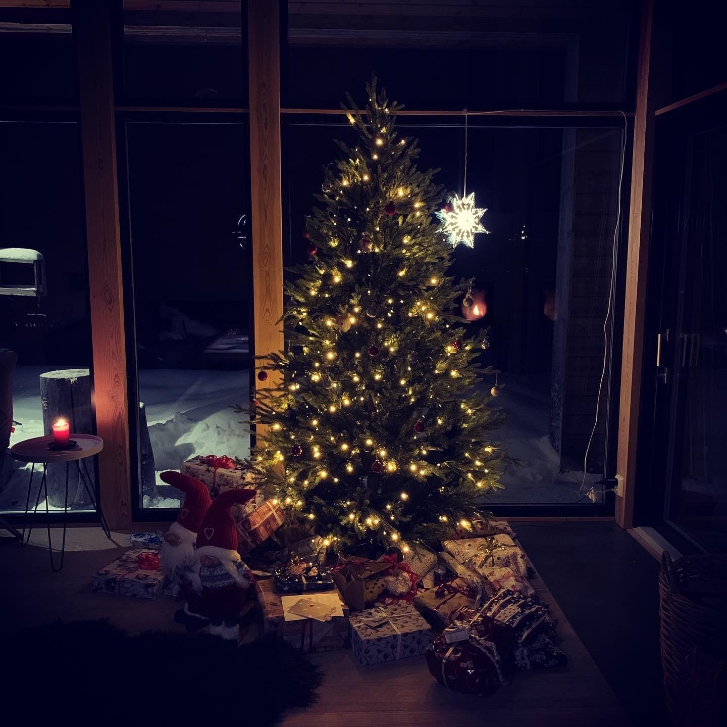 Juletre finnes i hytta, ta med pakker selv:) Galleribilde