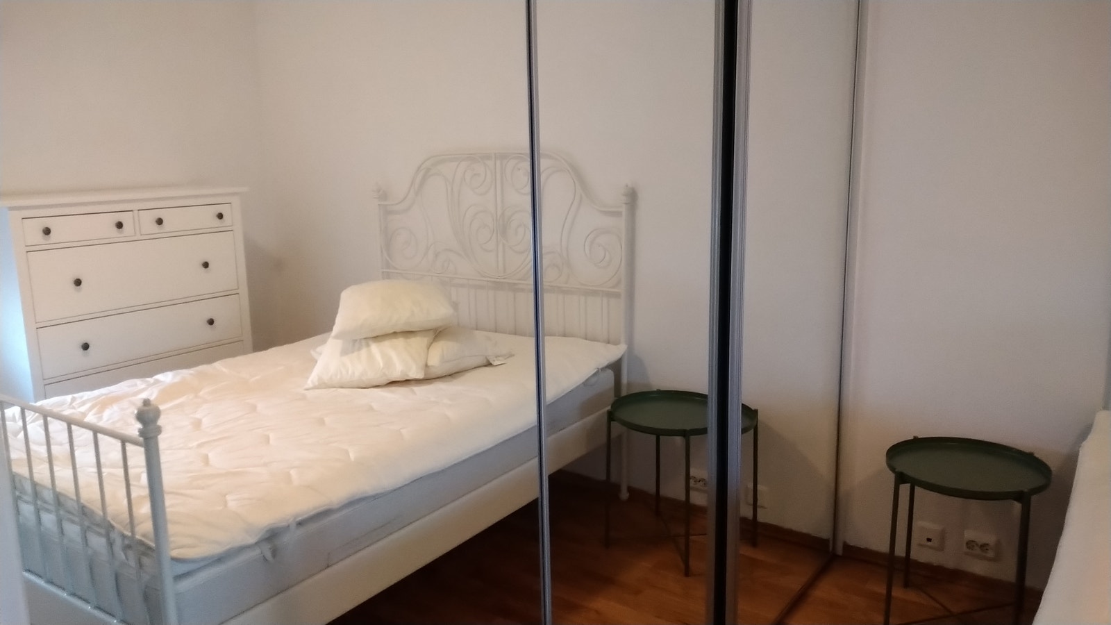 Soverom 1 med skyvedørsgarderobe med speil Galleribilde
