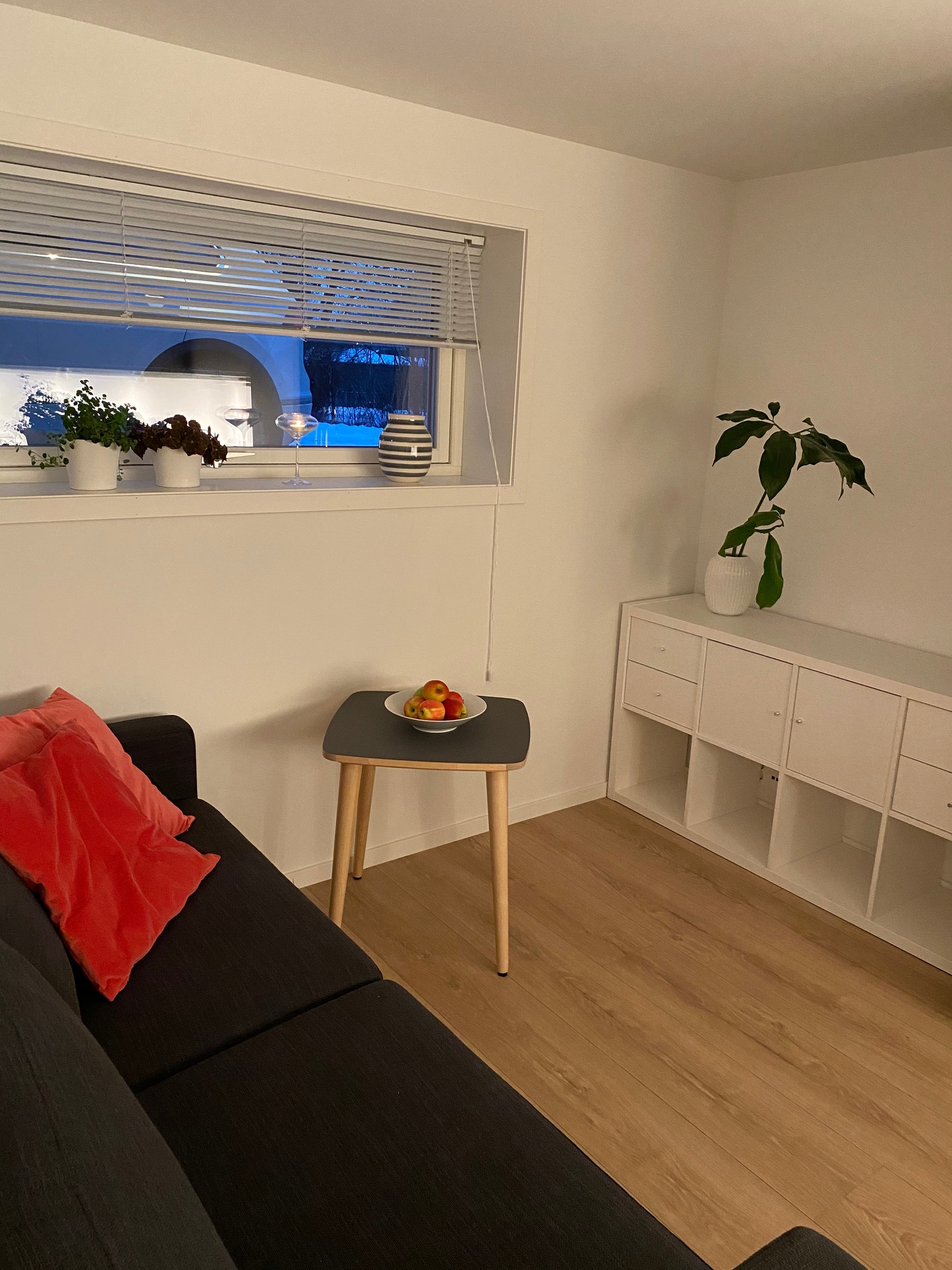 Åpen kjøkken/stue løsning med TV benk med plass til oppbevaring Galleribilde