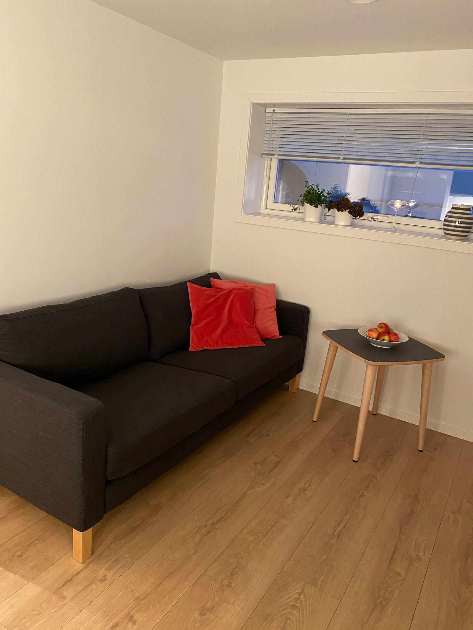 Åpen kjøkken/stue løsning med romslig sofa Galleribilde