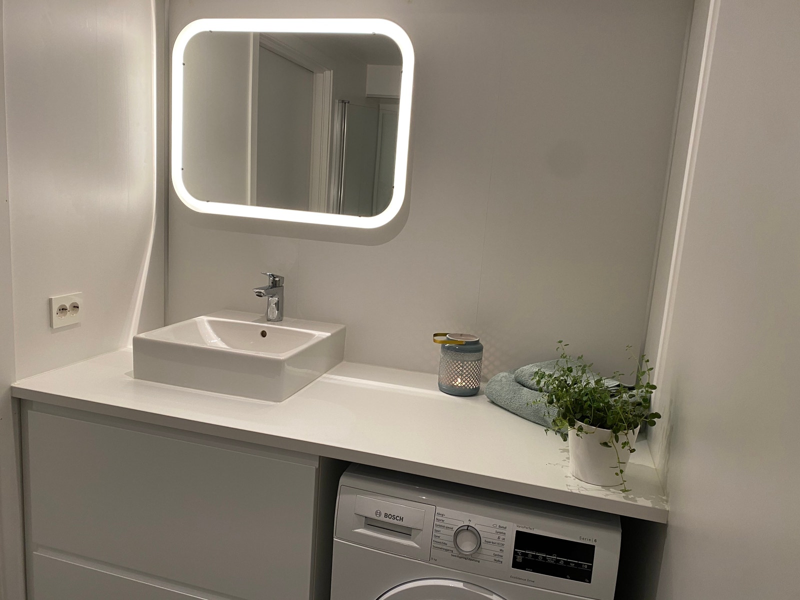 Moderne bad med god oppbevaring Galleribilde