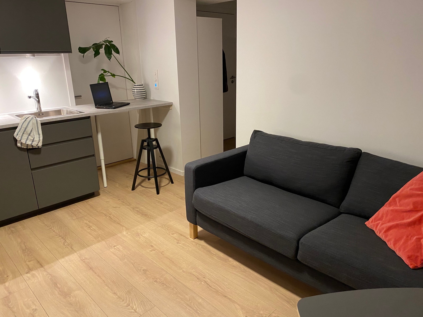 Åpen kjøkken/stue løsning med spiseplass/pc bord Galleribilde