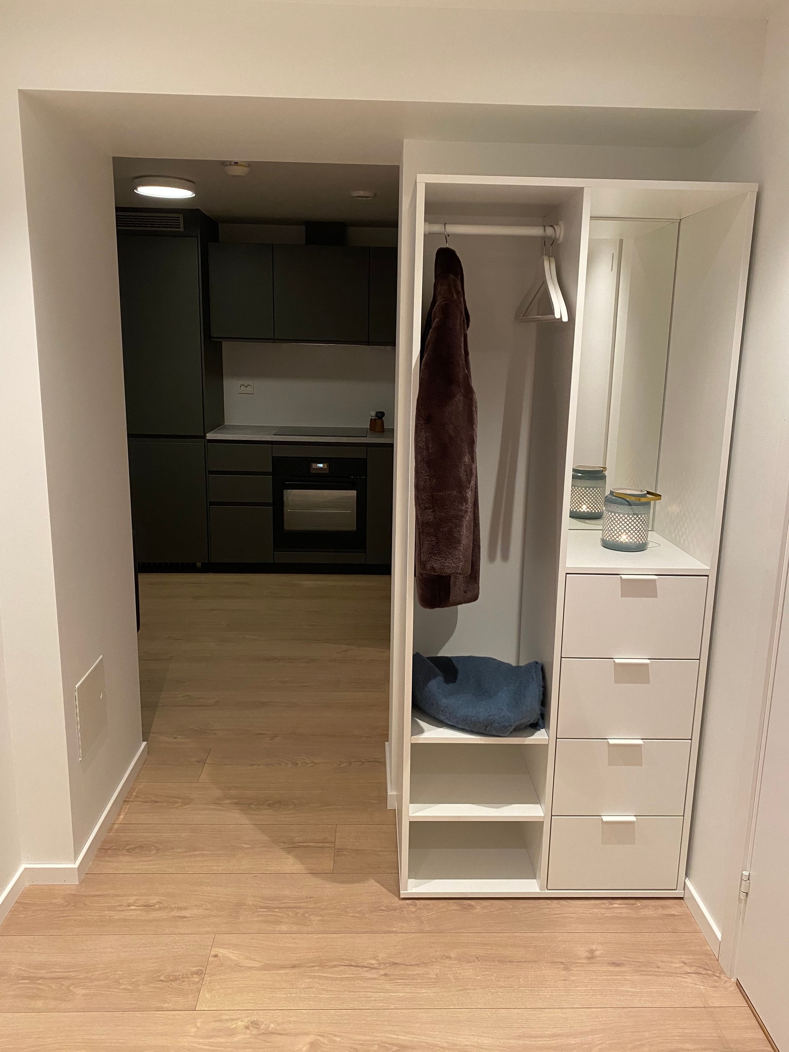 Romslig gang med garderobeskap Galleribilde