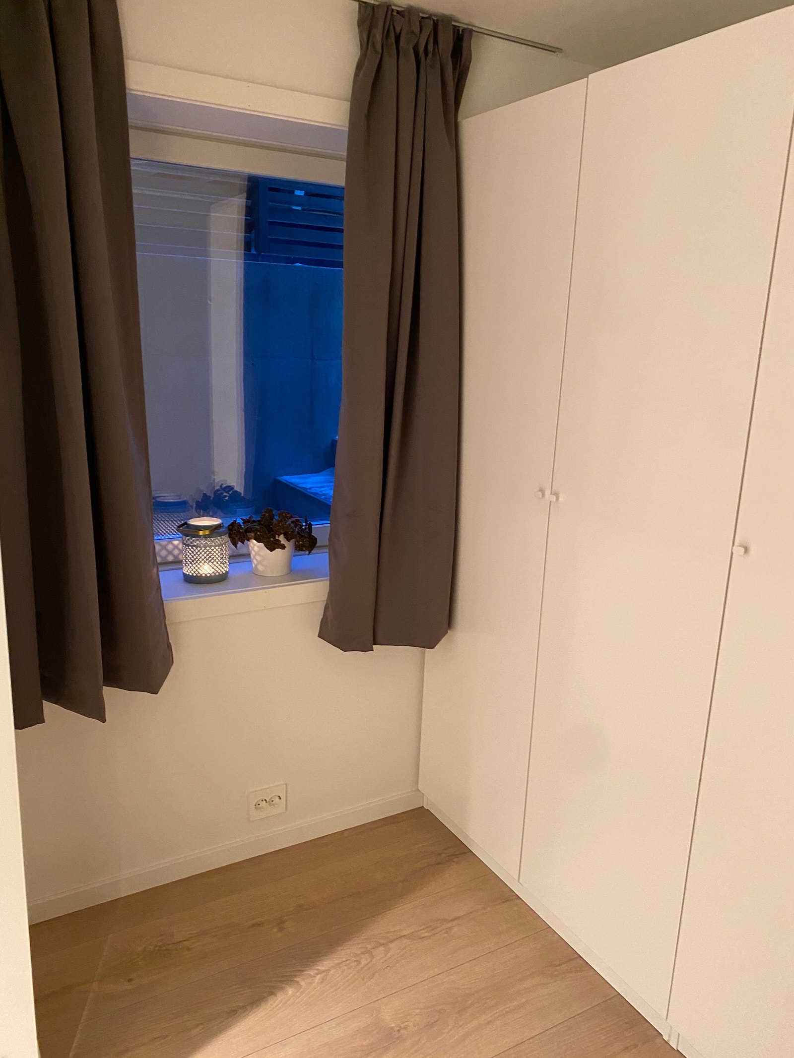 Koselig soverom med god skapplass Galleribilde