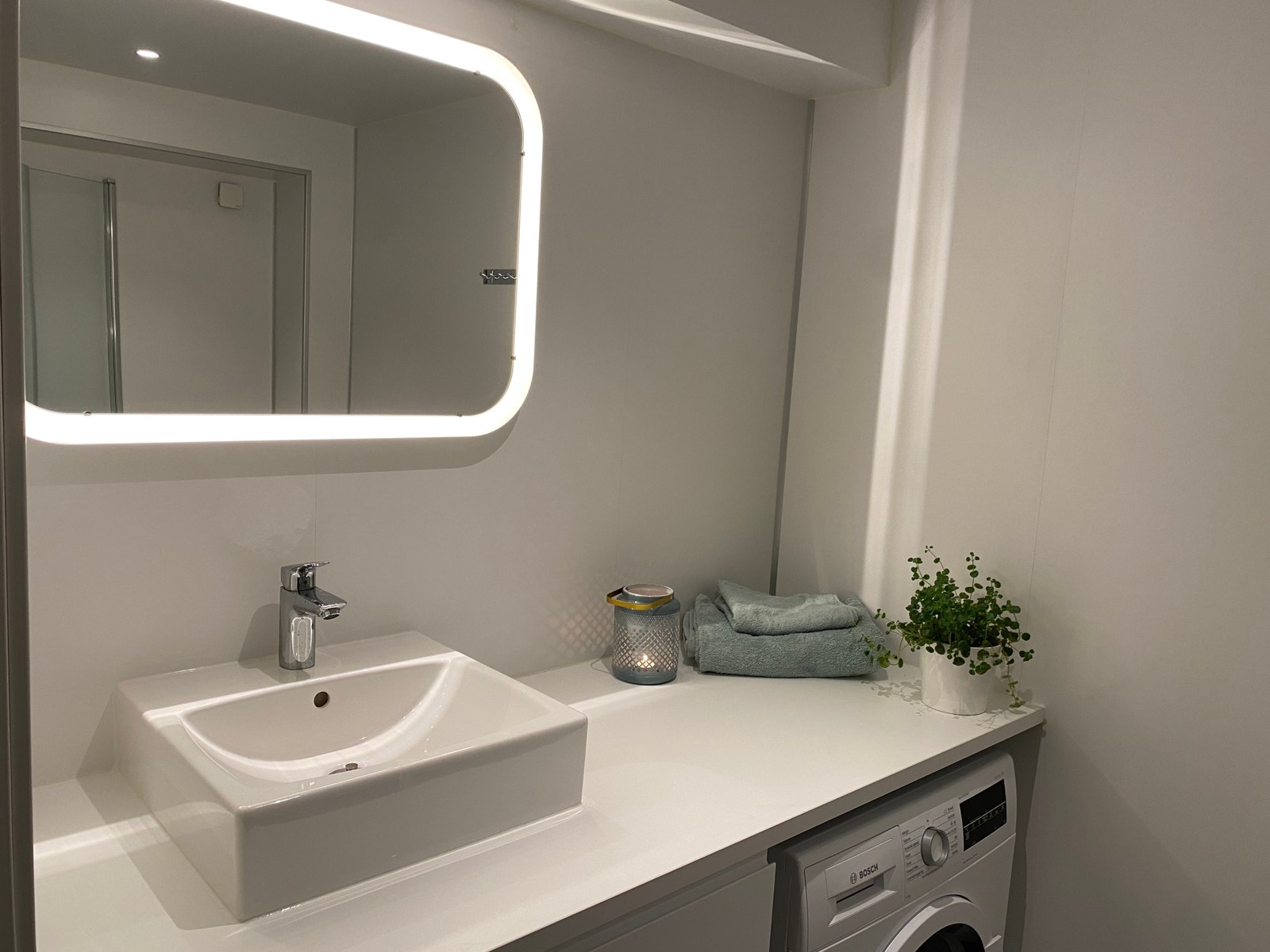 Moderne bad med god plass og integrert vaskemaskin Galleribilde