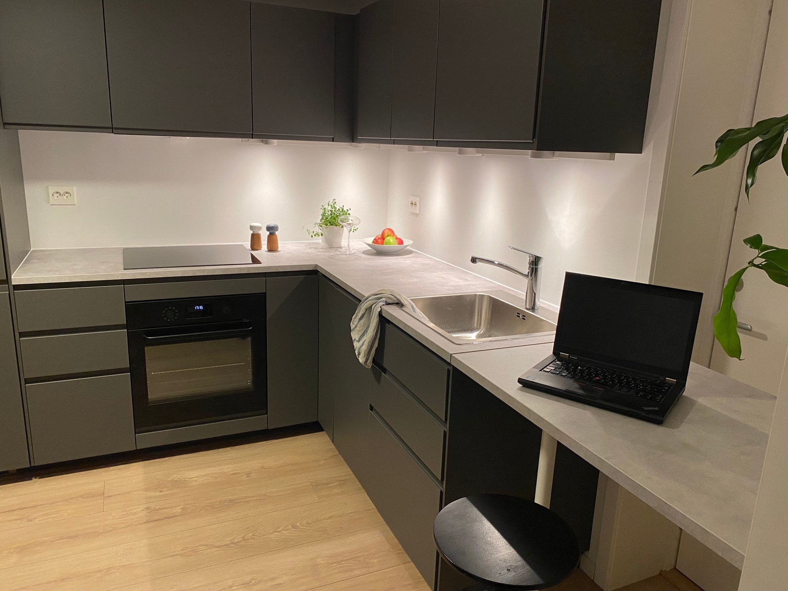 Åpen stue/kjøkkenløsning med spiseplass/pc bord Galleribilde