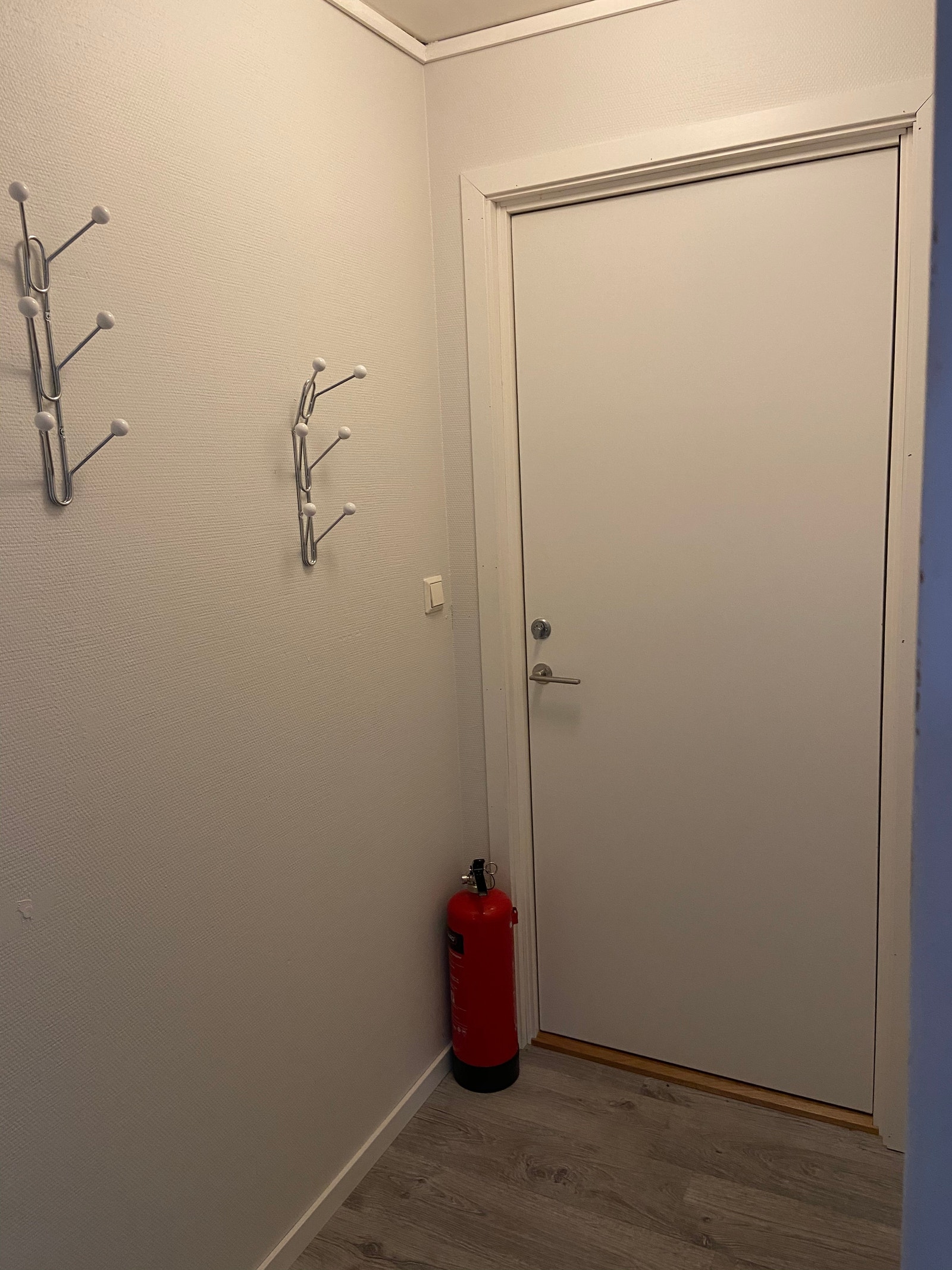 Entre og leilighetens ytterdør mot felles gang. Galleribilde