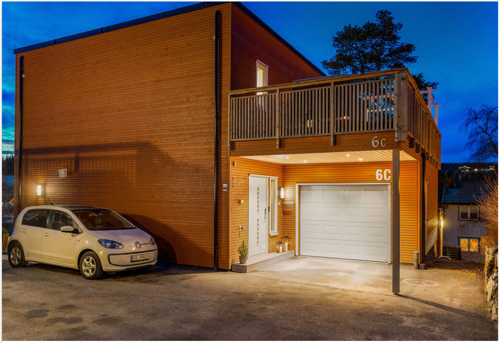 Mulig parkeringsplass, mot tillegg. Inngangen til hybelleiligheten er ned en trapp bak bilen. Galleribilde