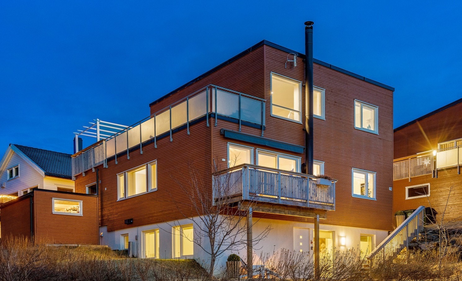 Fasade. Inngang til høyre i bildet, i bunnen av trappen. Sørvendt terrasse ved inngang. Galleribilde