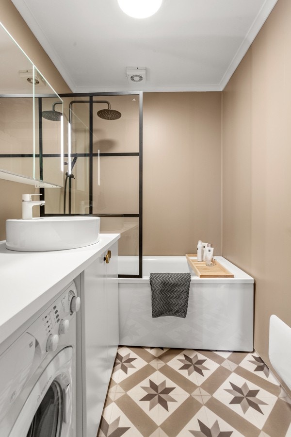 Nyoppusset bad med badekar Galleribilde