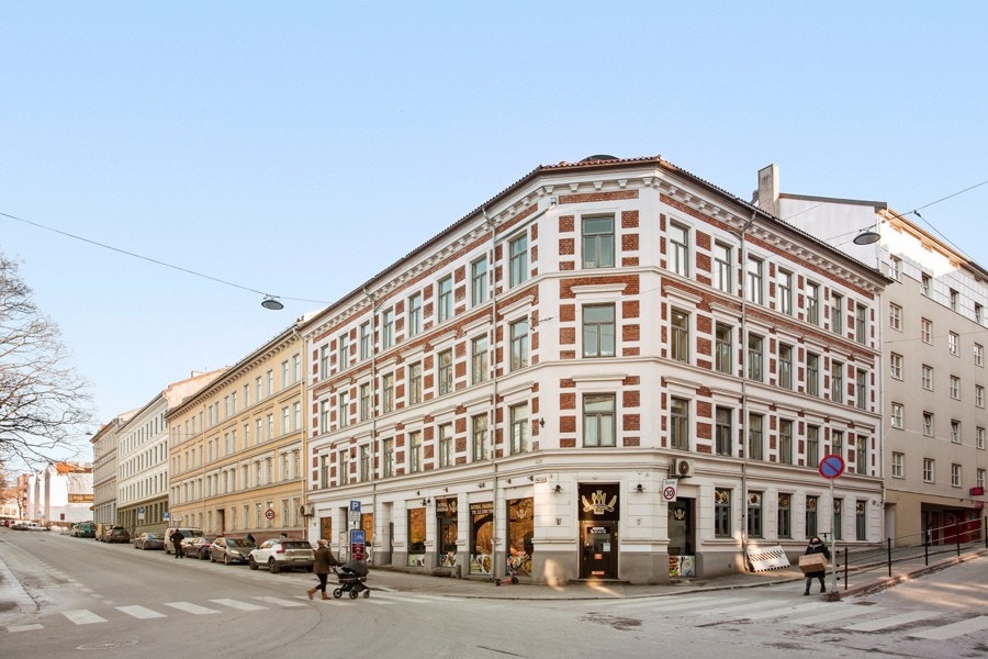 Leiligheten ligger i 3 etasje, høyt, lyst og luftig og lite innsyn. Galleribilde