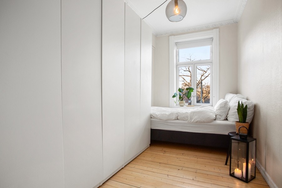 Soverom nr 2. Masse skapplass og utsikt mot botaniskhage Galleribilde