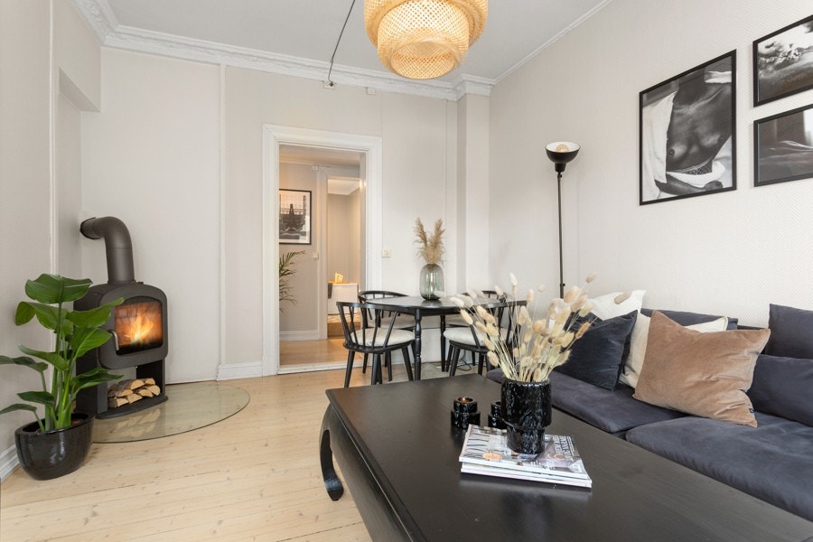 Stue med peis og struktur Galleribilde