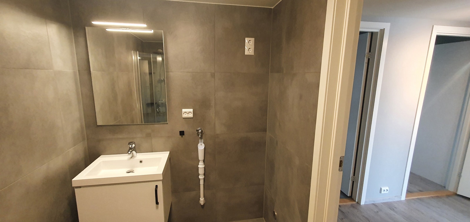 Bad forberedt for vaskemaskin og tørketrommel Galleribilde