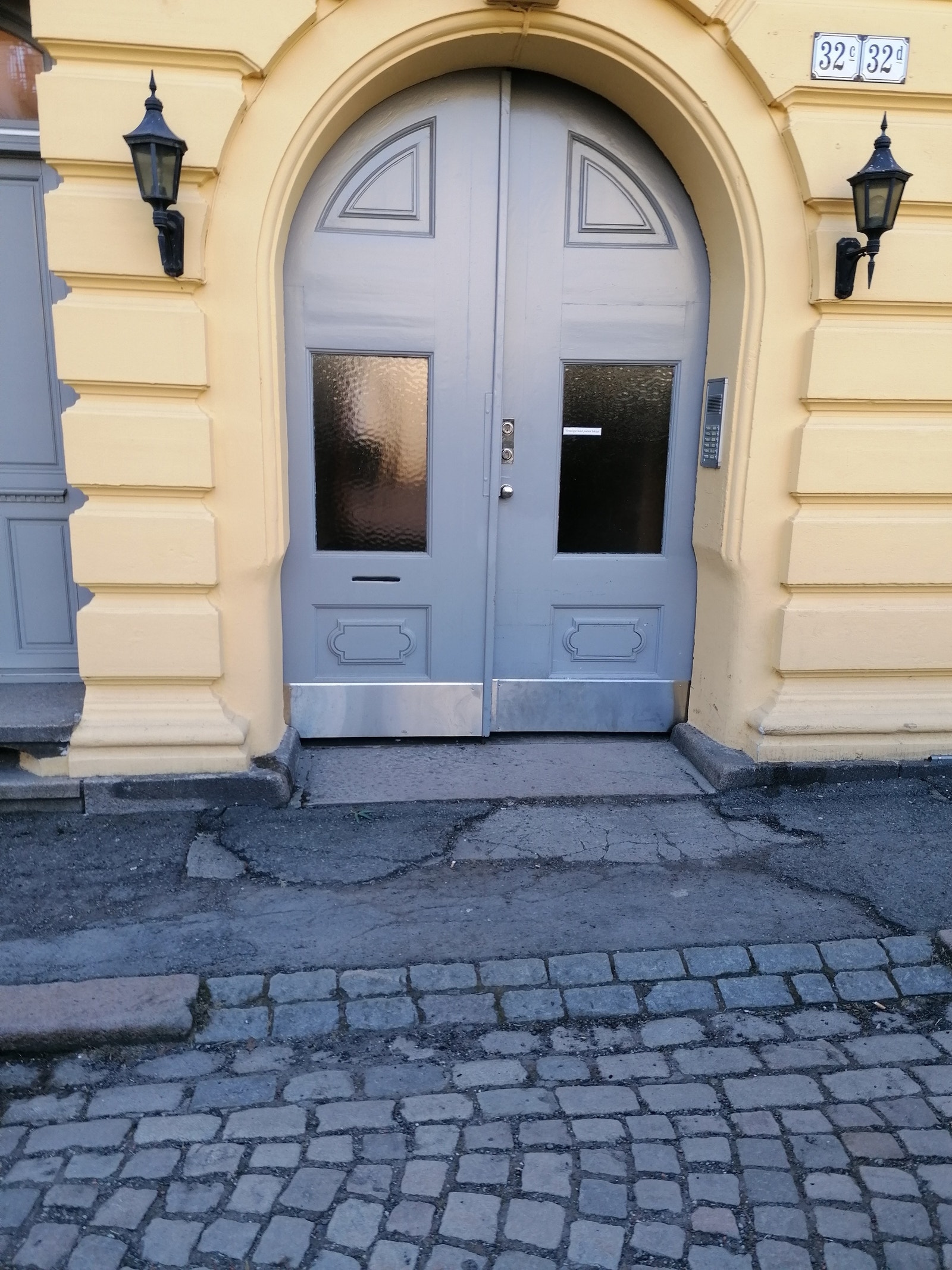 Inngang til gården Galleribilde