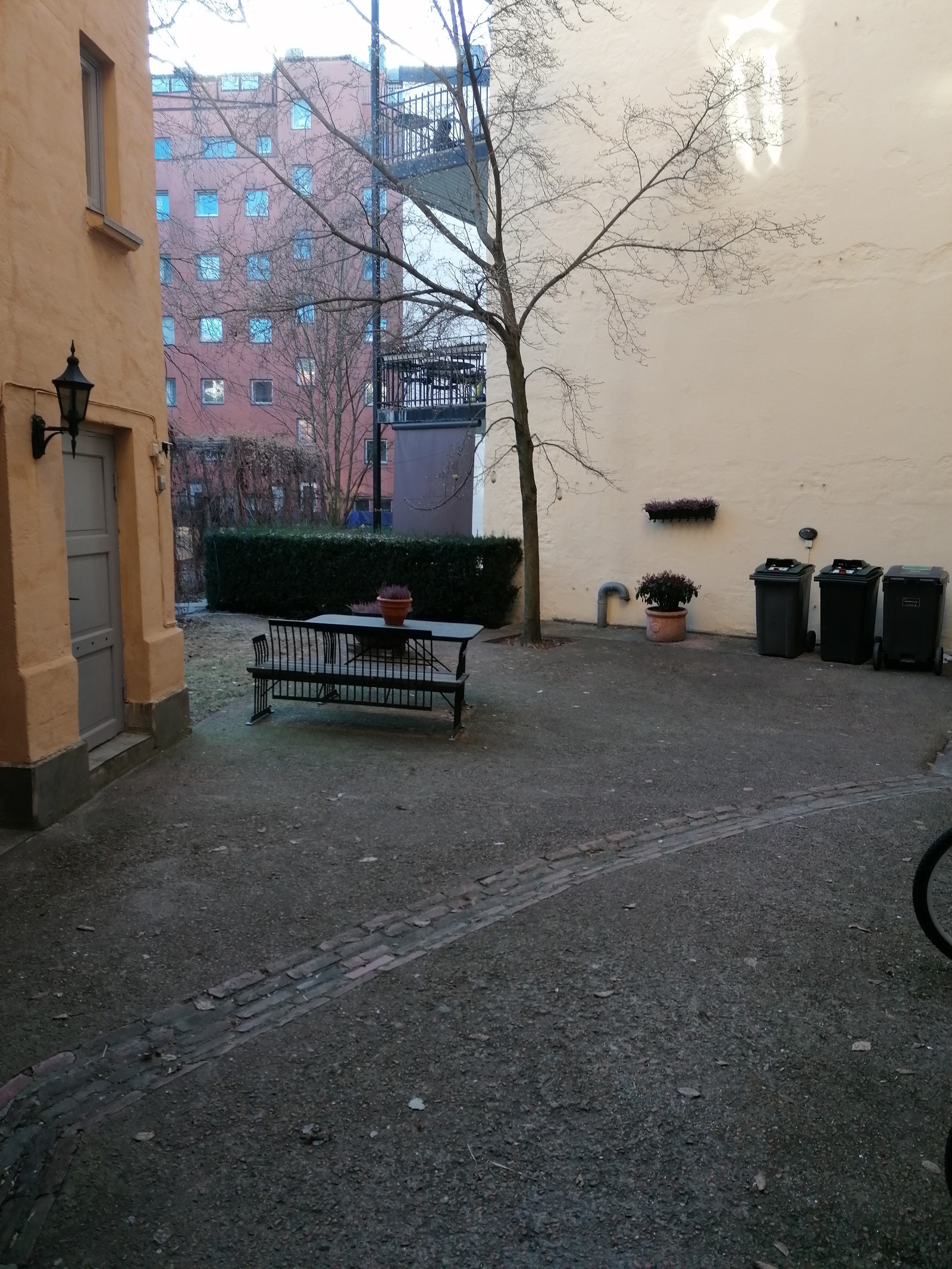 Hyggelig bakgård med sittegruppe Galleribilde