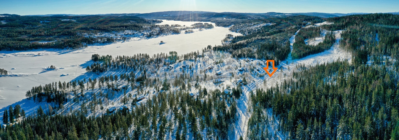 Trevatna og Lomvika hyttefelt badet i februarsola. Galleribilde