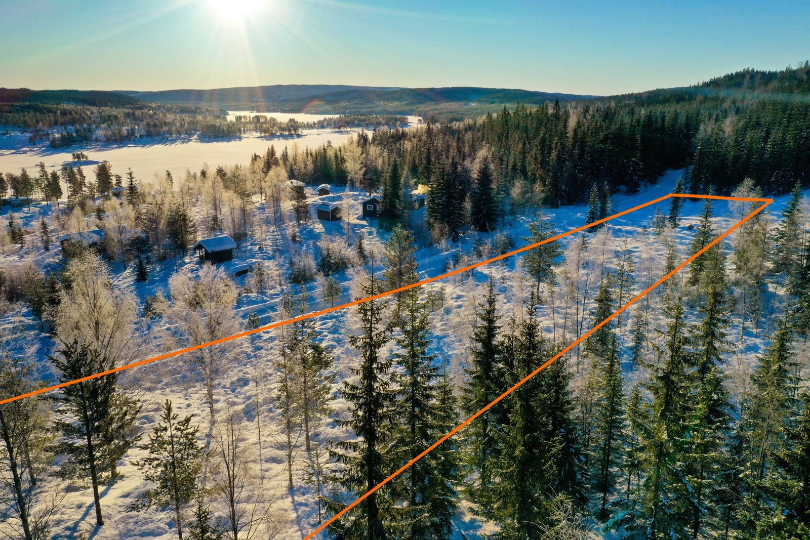 Tomteområdet klart for bygging, med nybrøytet vei helt frem og skogen i bakkant. Galleribilde