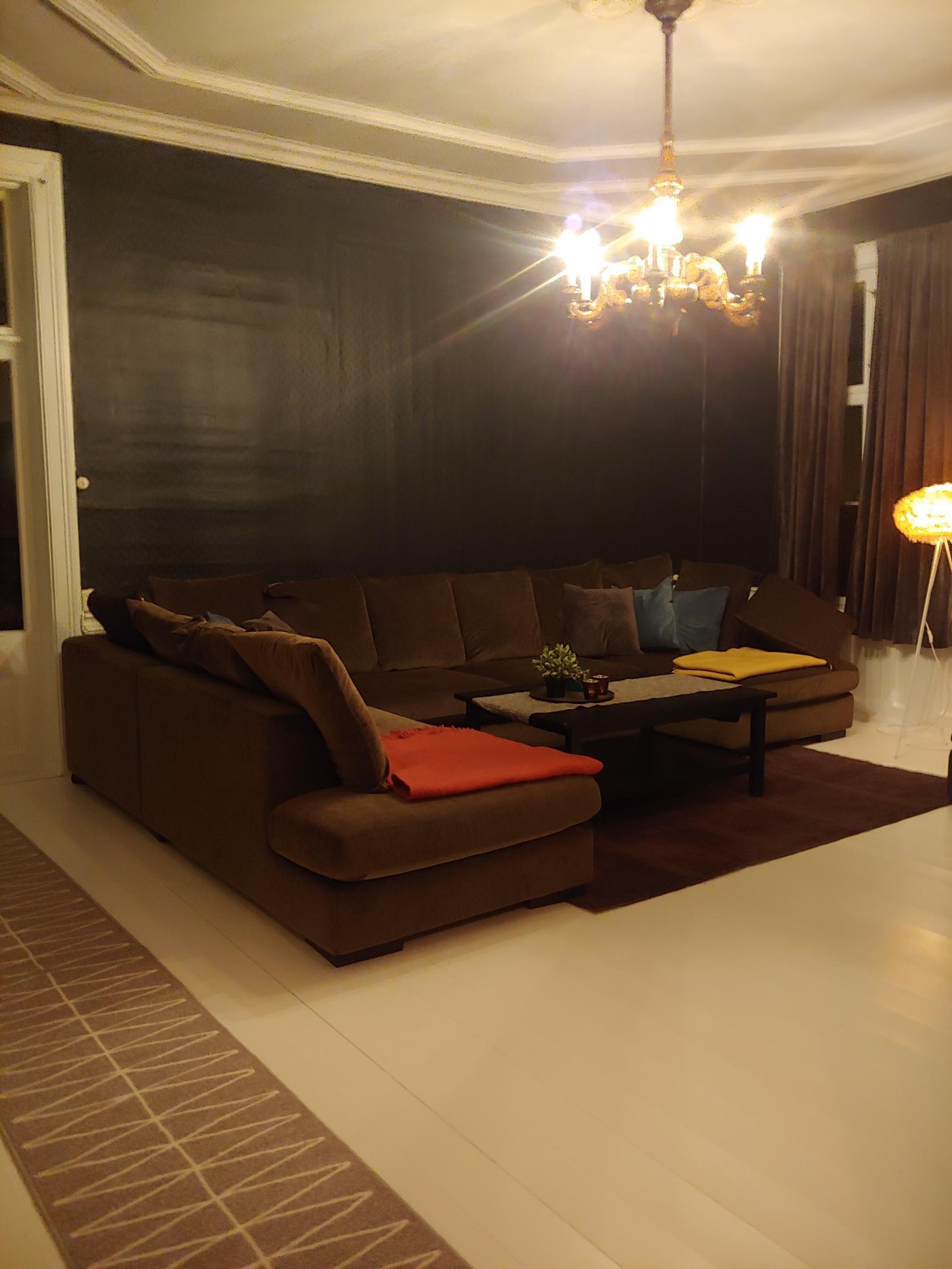 Stor, deilig sofa med plass til mange Galleribilde