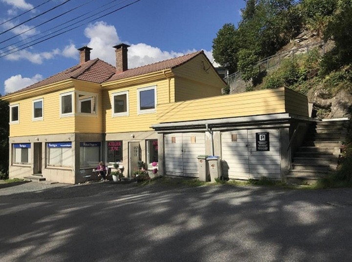 Forside av hus med god parkeringsplass Galleribilde