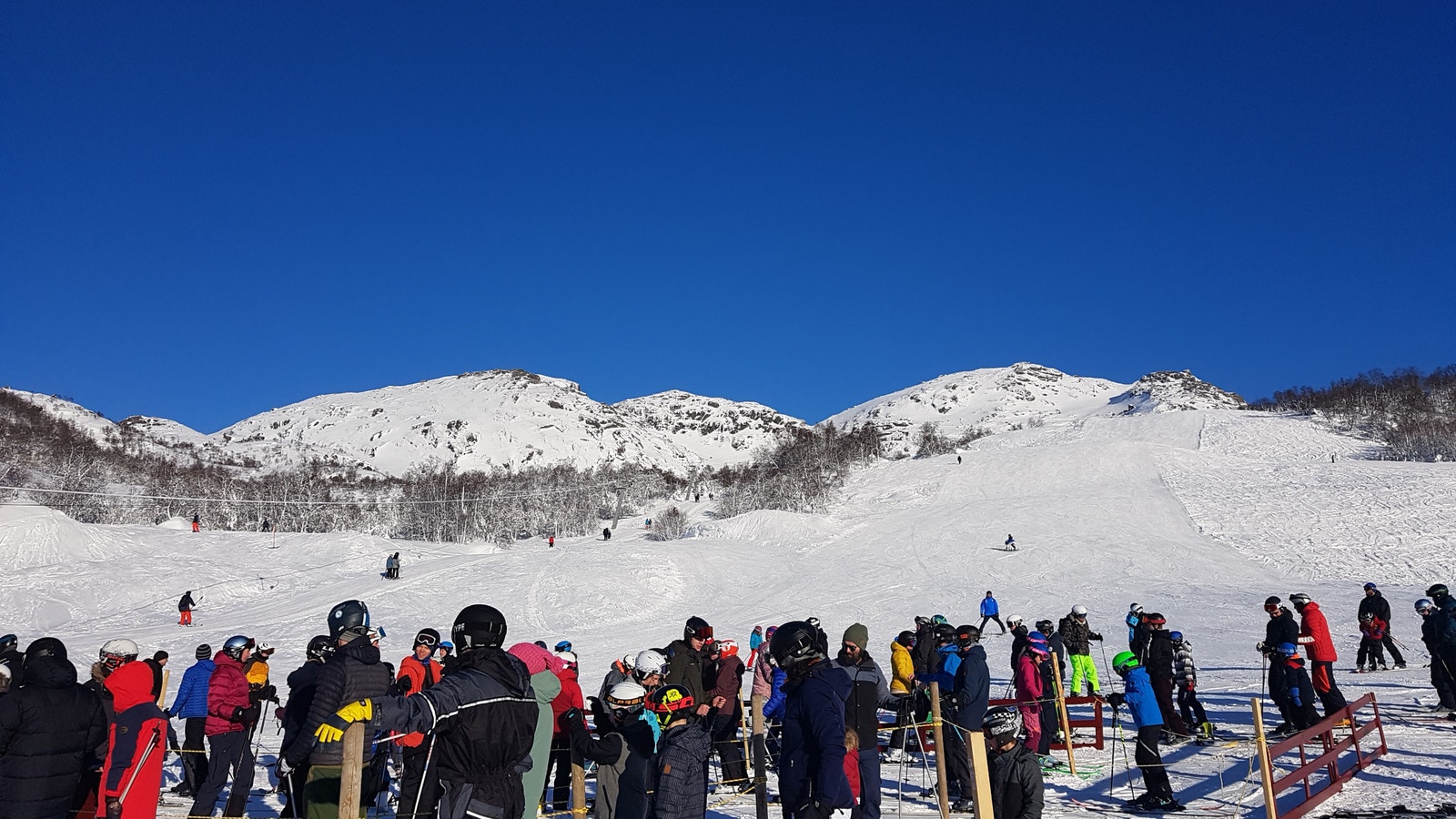 Fidjeland Skitrekk har 3 skitrekk for store og små, varmestue og varm mat & drikke.. Galleribilde