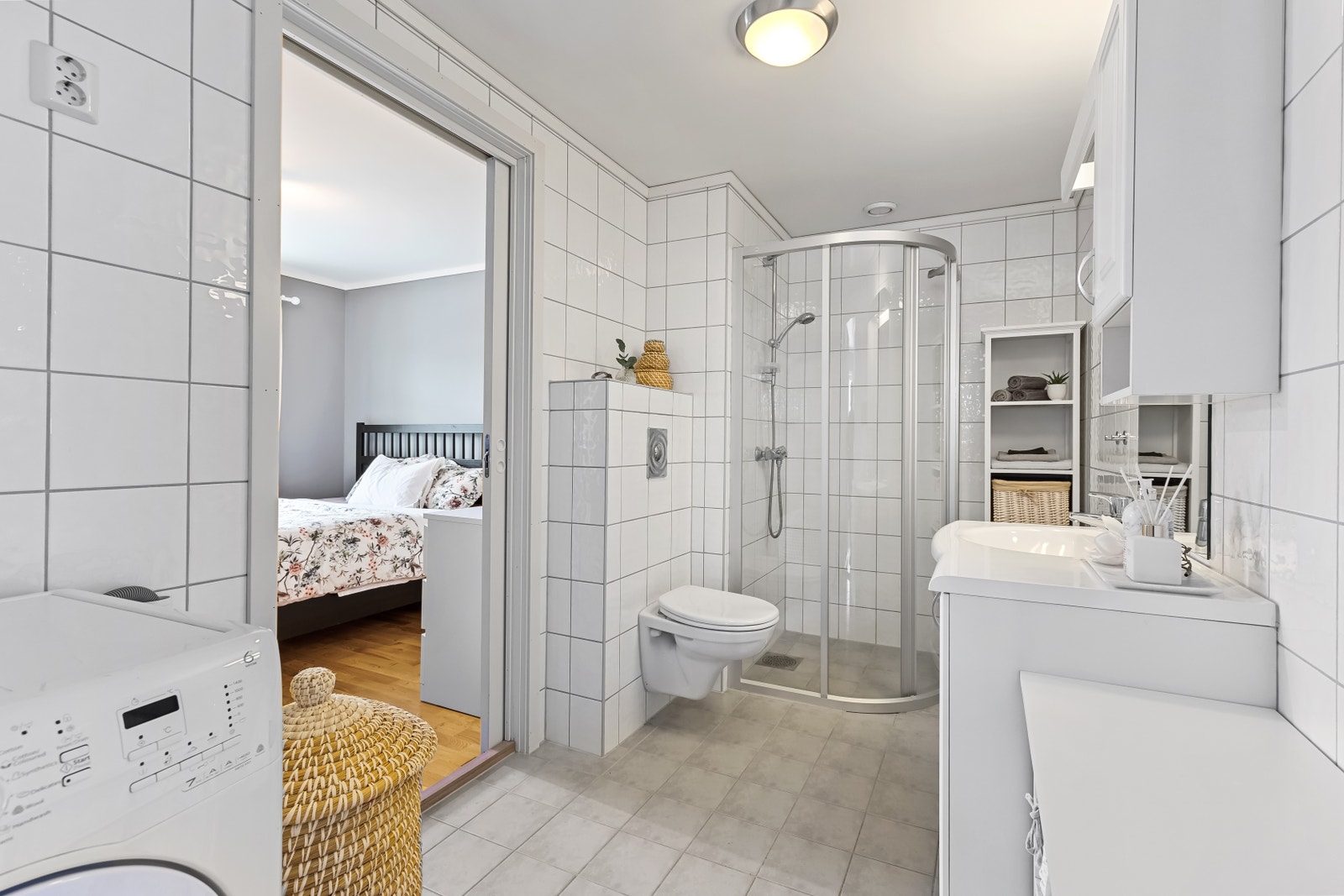 Bad med gulvvarme og opplegg for vaskemaskin. Galleribilde