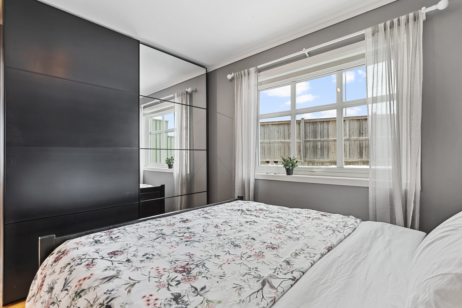 Stor og elegant skyvedørsgarderobe. Galleribilde