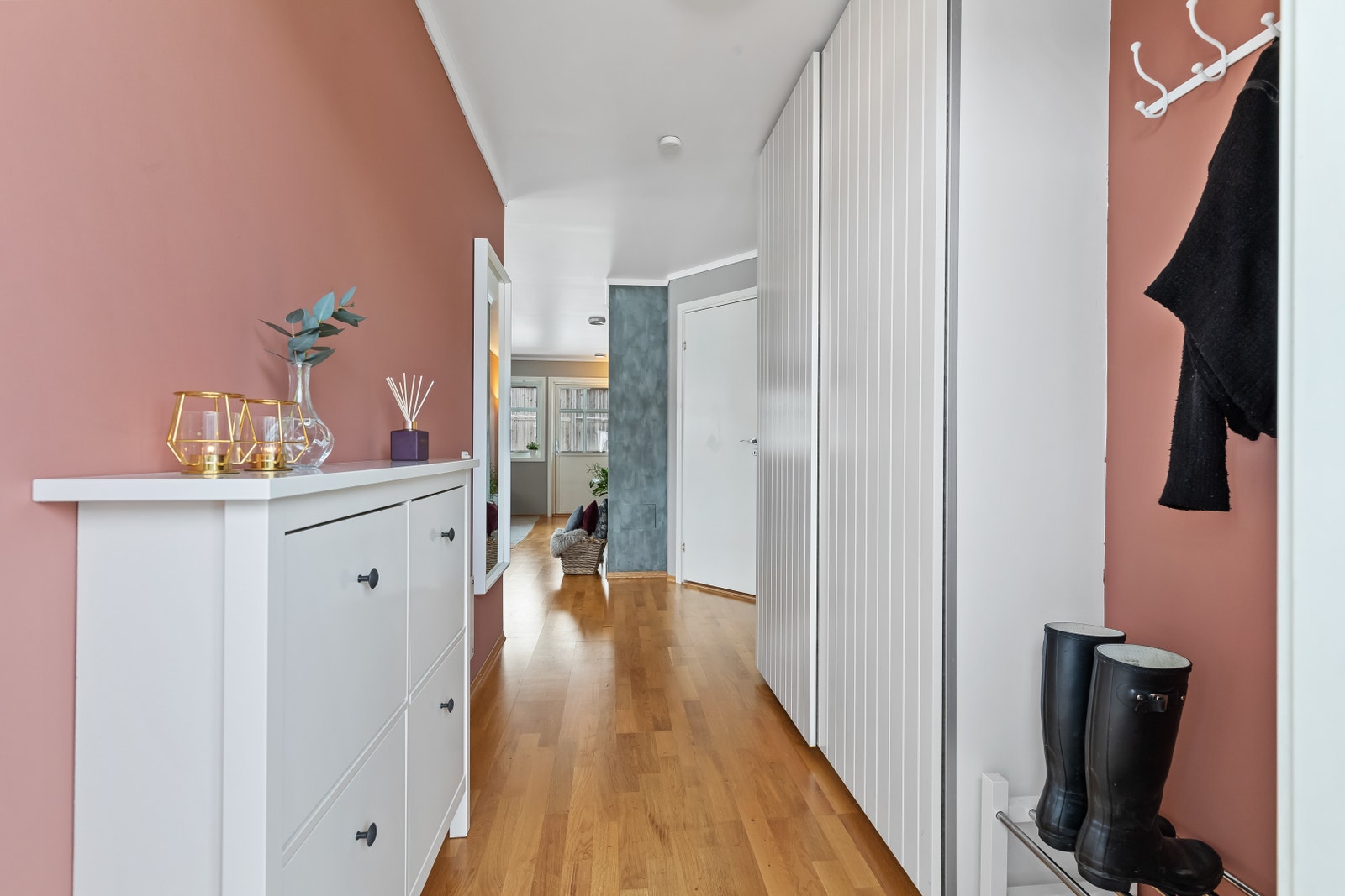 Garderobe og knaggrekke til yttertøy. Galleribilde