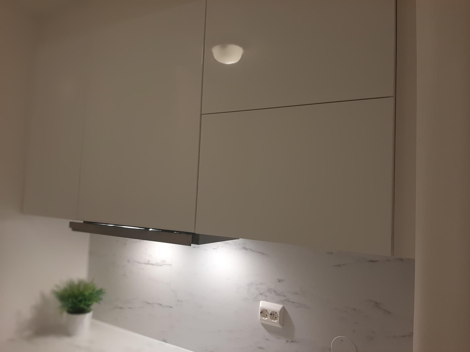 Nytt Ikea høyglans kjøkken med vaskemaskin, ny mikrobølgeovn, ny kjøleskap med fryseboks. Kokeplate og Airfryer. Galleribilde