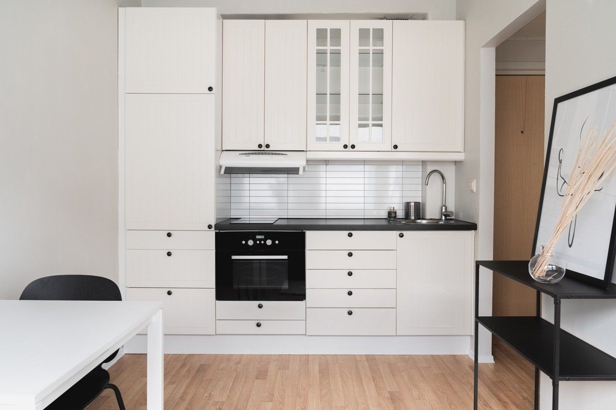 Fullt utstyrt kjøkken med ny oven/mikro og kjøkkenredskap. Galleribilde