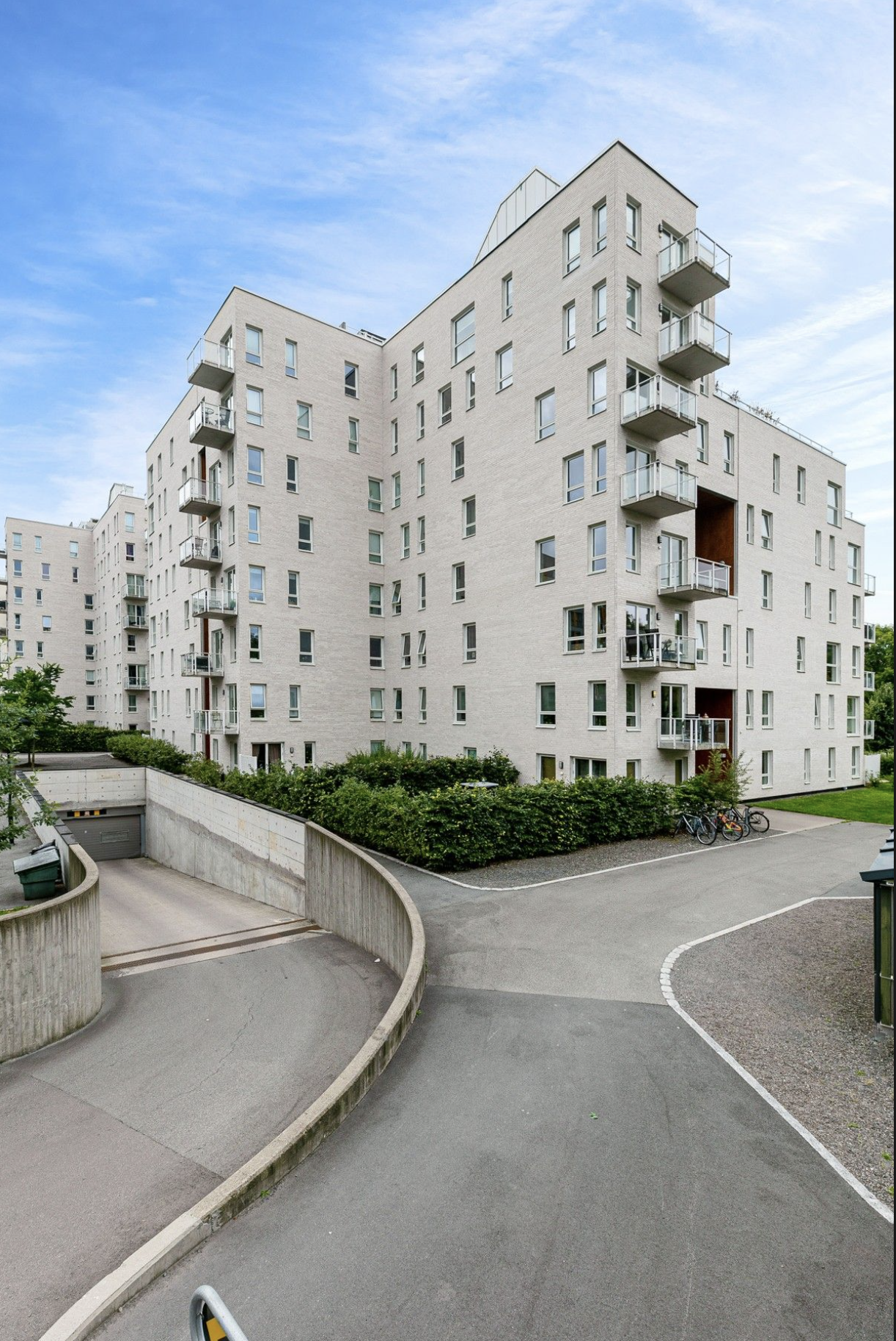 Inngangsparti og nedkjøring til garasjeanlegg Galleribilde