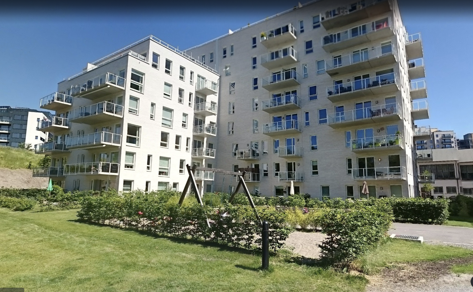 Google. Leiligheten ligger på bakkeplan i hjørnet Galleribilde