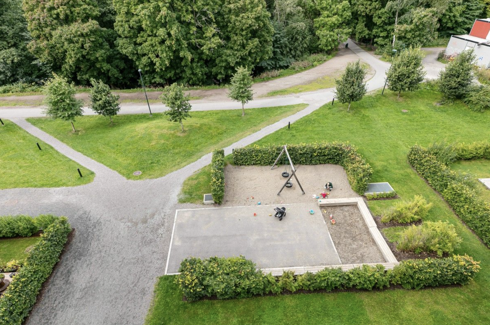 Lekeplass 10 meter fra leiligheten Galleribilde