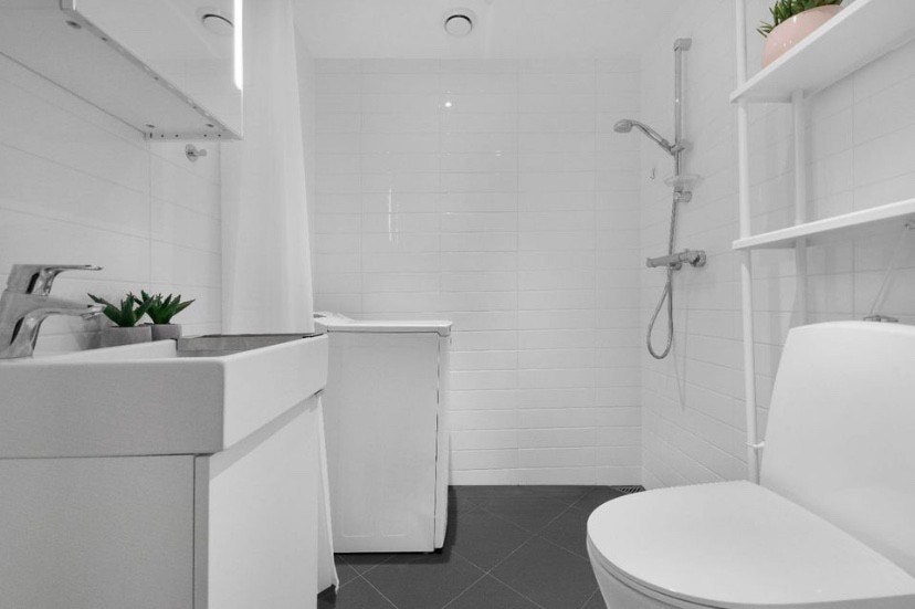 Delikat, flislagt bad med vaskemaskin Galleribilde