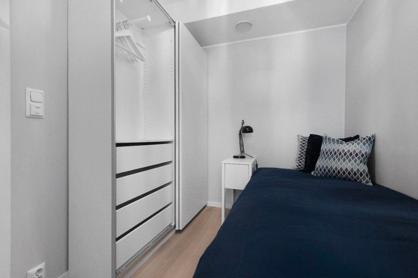 Soverommet har garderobeskap, seng og kommode Galleribilde