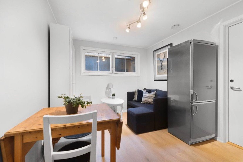 Kjøkkenet har hvitevarer med kombiskap, komfyr og oppvaskmaskin Galleribilde