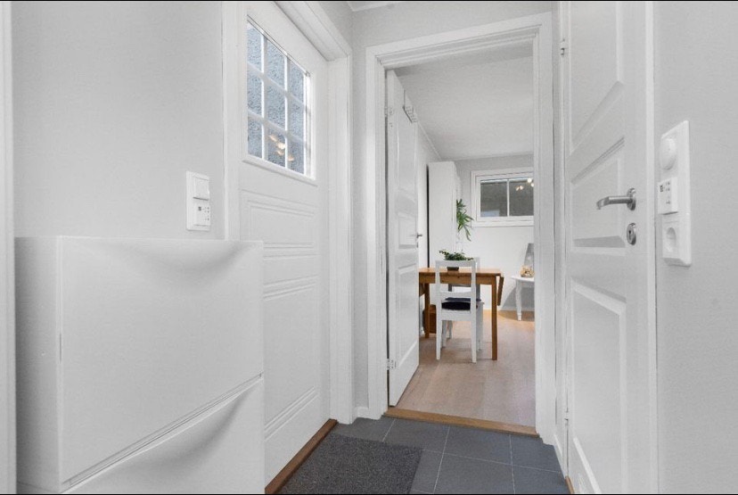 Entré med oppbevaring og flislagt gulv med varmekabler. Galleribilde